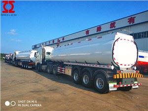 Camion cisterna per carburante