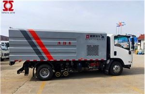 Camion spazzatrice pulita dall'acqua