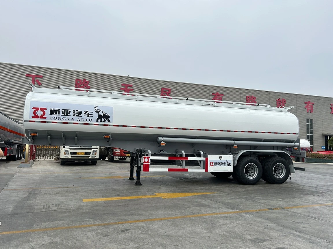SEMi rimorchio per cisterna per carburante a 2 assi in vendita