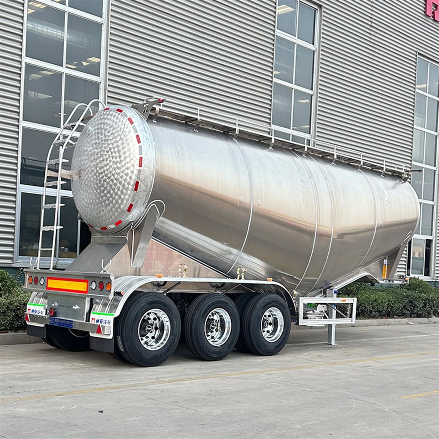 Rimorchio cisterna per cemento sfuso in alluminio