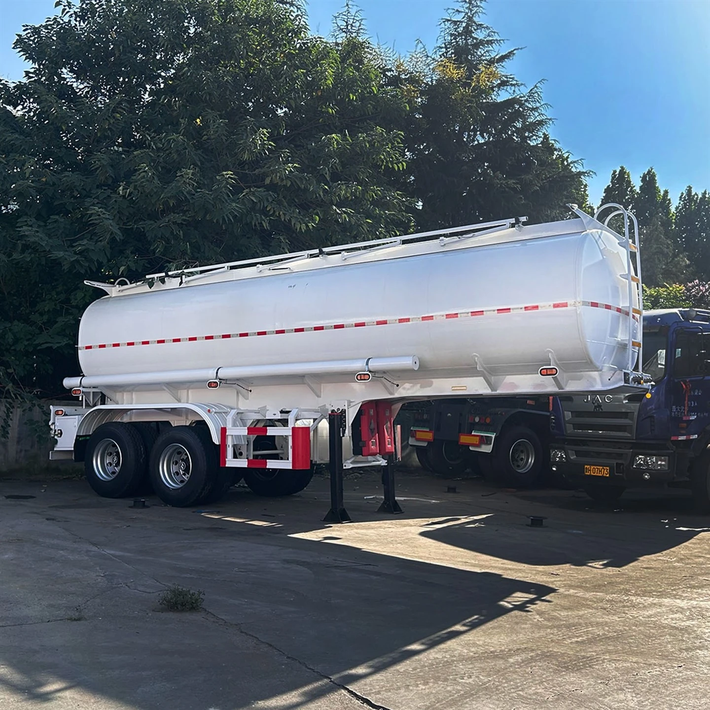 Semirimorchio con serbatoio carburante a 2 assi
