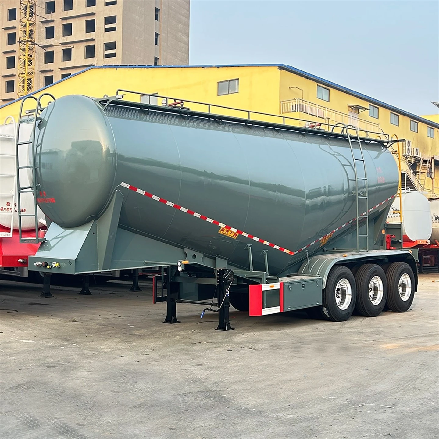 Semirimorchio per cisterna di cemento sfuso per polvere