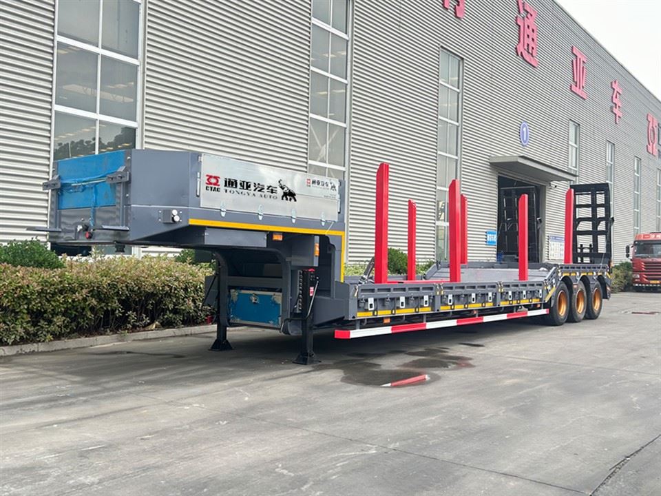 Semirimorchio a pianale ribassato con certificazione OTTC con scala meccanica