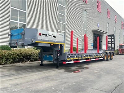 Semirimorchio a pianale ribassato con certificazione OTTC con scala meccanica